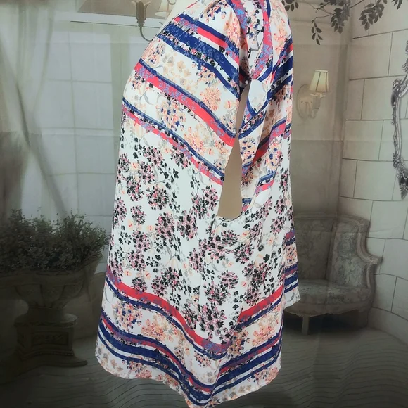 ❤️6 items for $25 sale!!❤️ Floral Blouse NWOT - Picture 2 of 6